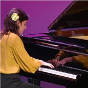 Estudiante da clases de primaria